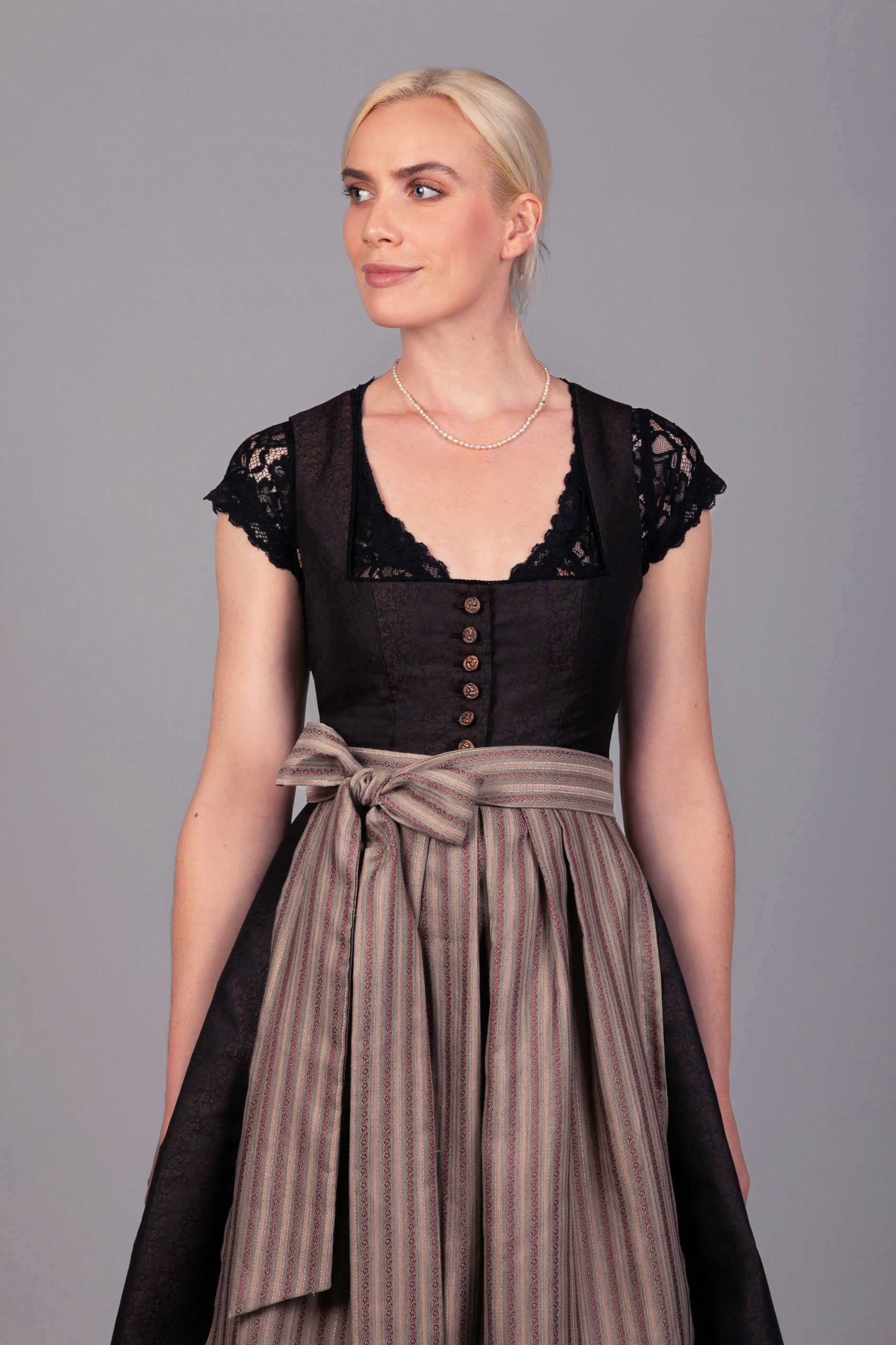 Dirndlbluse Leonie schwarz